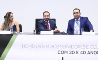 Cerimônia de abertura do Mês do Servidor. Diretora-Geral Adjunta, Amanda Maria Ramalho de Carvalho, Diretor-Geral da Câmara dos Deputados, Guilherme Barbosa Brandão e Diretor Administrativo, Mauro Limeira Mena Barreto