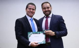 Cerimônia de abertura do Mês do Servidor. Servidor, Fabio Rodrigues Pereira e Diretor-Geral da Câmara dos Deputados, Guilherme Barbosa Brandão