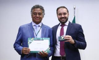 Cerimônia de abertura do Mês do Servidor. Servidor, Paulo Cezar Alves e Diretor-Geral da Câmara dos Deputados, Guilherme Barbosa Brandão