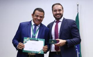 Cerimônia de abertura do Mês do Servidor. Colaborador, João Alves da Rocha e Diretor-Geral da Câmara dos Deputados, Guilherme Barbosa Brandão