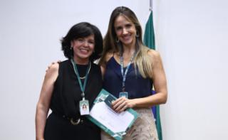 Cerimônia de abertura do Mês do Servidor. Servidora, Iara Beltrão Gomes de Souza e Diretora-Geral Adjunta, Amanda Maria Ramalho de Carvalho