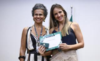 Cerimônia de abertura do Mês do Servidor. Servidora, Ana Claudia Ellery Lustosa da Costa e Diretora-Geral Adjunta, Amanda Maria Ramalho de Carvalho