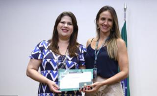 Cerimônia de abertura do Mês do Servidor. Servidora, Tatiane Sabóia Vieira e Diretora-Geral Adjunta, Amanda Maria Ramalho de Carvalho