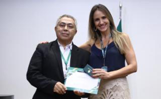 Cerimônia de abertura do Mês do Servidor. Colaborador, Francisco das Chagas Santos e Diretora-Geral Adjunta, Amanda Maria Ramalho de Carvalho