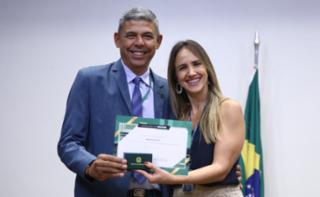 Cerimônia de abertura do Mês do Servidor. Servidor, Alan Vieira Brasil e Diretora-Geral Adjunta, Amanda Maria Ramalho de Carvalho