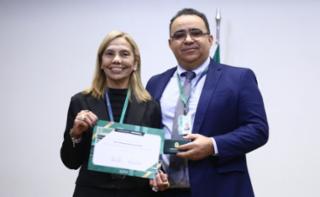 Cerimônia de abertura do Mês do Servidor. Servidora, Marcia Cenira de Oliveira Castro Silva e Diretor Administrativo, Mauro Limeira Mena Barreto