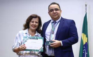 Cerimônia de abertura do Mês do Servidor. Servidora, Neusa Pereira Machado e Diretor Administrativo, Mauro Limeira Mena Barreto