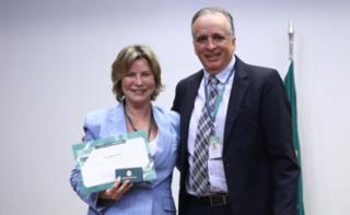 Cerimônia de abertura do Mês do Servidor. Servidora, Eliana Dias Ramagem e Assistente Técnico do Núcleo Setorial de Gestão da Diretoria de Recursos Humanos, Paulo Antonio Lima Costa