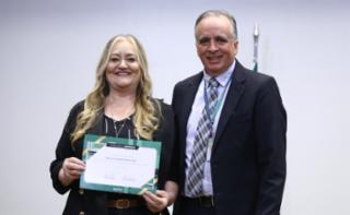 Cerimônia de abertura do Mês do Servidor. Servidora, Maria Lucia Rodrigues Melo de Sousa e Assistente Técnico do Núcleo Setorial de Gestão da Diretoria de Recursos Humanos, Paulo Antonio Lima Costa