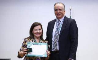 Cerimônia de abertura do Mês do Servidor. Servidora, Silvana Itamara Castro e Assistente Técnico do Núcleo Setorial de Gestão da Diretoria de Recursos Humanos, Paulo Antonio Lima Costa