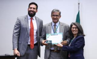 Cerimônia de abertura do Mês do Servidor. Secretário-Geral da Mesa, Lucas Ribeiro Almeida Júnior, Servidor, Egio Almeida Andrade e Chefe de Gabiente do Primeiro-Secretário, Raquel Monti Henkin