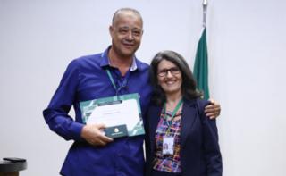 Cerimônia de abertura do Mês do Servidor. Servidor, Silvio Rodrigues dos Anjos e Chefe de Gabiente do Primeiro-Secretário, Raquel Monti Henkin