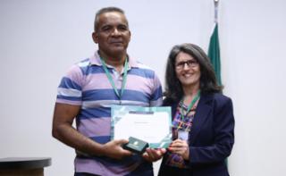 Cerimônia de abertura do Mês do Servidor. Colaborador, Manoel Alves da Cruz e Chefe de Gabiente do Primeiro-Secretário, Raquel Monti Henkin