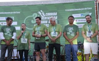 3ª Corrida Vertical. Presidente Sindilegis, Alison Souza. Servidora, Sabrina. Dep. Carlos Veras (PT - PE). Dep. Rodrigo Rollemberg (PSB-DF). Secretário-geral do Sindilegis, Paulo Cézar Alves e Diretor-geral da Câmara dos Deputados, Guilherme Barbosa Brandão.