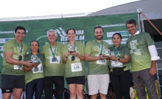 3ª Corrida Vertical. Dep. Carlos Veras (PT - PE). Servidora, Denise Lúcia do Amaral.  Servidora, Vilézia Morais dos Santos. Dep. Rodrigo Rollemberg (PSB-DF). Diretor-Geral da Câmara dos Deputados, Guilherme Barbosa Brandão. Servidora, Marilia. Presidente Sindilegis, Alison Souza.