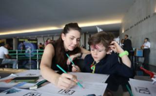 Oficina de Ilustração do Plenarinho. Salão Negro. Liderança do PSD, Camila Pacheco e seu filho, José Jota.