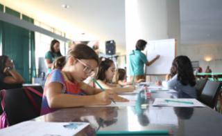 Oficina de Ilustração do Plenarinho. Salão Negro. Participante, Camila Berssanetti Vieira.