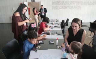Oficina Dentro do Quadradinho - Criando com os painéis de Athos Bulcão com o Plenarinho.  Salão Negro.