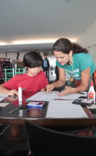 Oficina Dentro do Quadradinho - Criando com os painéis de Athos Bulcão com o Plenarinho.  Salão Negro. Participante, João Gomes. Instrutora, Barbara Moreira.