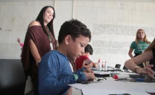 Oficina Dentro do Quadradinho - Criando com os painéis de Athos Bulcão com o Plenarinho.  Salão Negro. Participante, Vitor Aguilo.