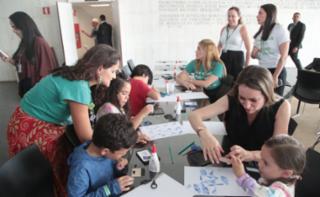 Oficina Dentro do Quadradinho - Criando com os painéis de Athos Bulcão com o Plenarinho.  Salão Negro.