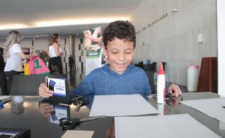 Oficina Dentro do Quadradinho - Criando com os painéis de Athos Bulcão com o Plenarinho.  Salão Negro. articipante, Vitor Aguilo