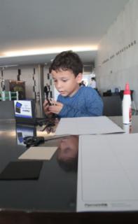 Oficina Dentro do Quadradinho - Criando com os painéis de Athos Bulcão com o Plenarinho.  Salão Negro. Participante, Vitor Aguilo