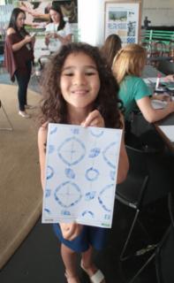 Oficina Dentro do Quadradinho - Criando com os painéis de Athos Bulcão com o Plenarinho.  Salão Negro. Participante, Julia Helena