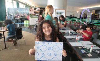 Oficina Dentro do Quadradinho - Criando com os painéis de Athos Bulcão com o Plenarinho.  Salão Negro. Participante, Julia Helena