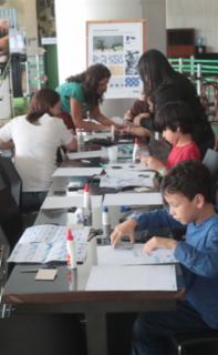 Oficina Dentro do Quadradinho - Criando com os painéis de Athos Bulcão com o Plenarinho.
