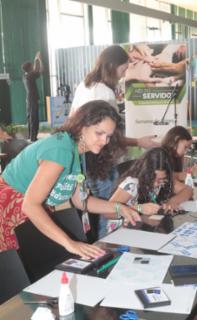 Oficina Dentro do Quadradinho - Criando com os painéis de Athos Bulcão com o Plenarinho. Instrutora. Barbara Moreira