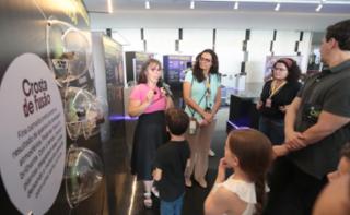 Visita guiada à Exposição “No meio do caminho tinha um meteorito”, Salão Negro. Professora do observatório do Valongo da UFRJ, Diana Andrade e Professora de Geologia, Elisa Rocha