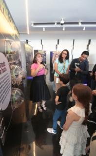 Visita guiada à Exposição “No meio do caminho tinha um meteorito”, Salão Negro. Professora do observatório do Valongo da UFRJ, Diana Andrade e Professora de Geologia, Elisa Rocha