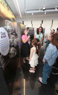 Visita guiada à Exposição “No meio do caminho tinha um meteorito”, Salão Negro. Professora do observatório do Valongo da UFRJ, Diana Andrade e Professora de Geologia, Elisa Rocha