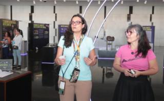 Visita guiada à Exposição “No meio do caminho tinha um meteorito”, Salão Negro. Professora de Geologia, Elisa Rocha e Professora do observatório do Valongo da UFRJ, Diana Andrade