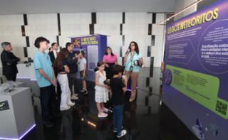 Visita guiada à Exposição “No meio do caminho tinha um meteorito”, Salão Negro.