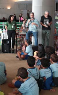 Contação de história baseada no livro “Uiraçu - Em busca das lendas perdidas”. Servidor, Manoel Roberto Seabra Pereira