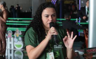 Contação de história baseada no livro “Uiraçu - Em busca das lendas perdidas”. Servidora, Roberta de Souza Arcoverde Alves