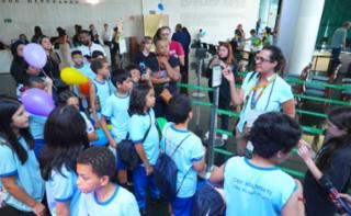 Visita guiada à Exposição “No meio do caminho tinha um meteorito”, Salão Negro. Professora de Geologia,  Eilsa Rocha