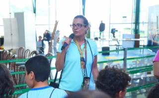Visita guiada à Exposição “No meio do caminho tinha um meteorito”, Salão Negro. Professora de Geologia,  Eilsa Rocha