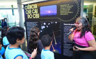 Visita guiada à Exposição “No meio do caminho tinha um meteorito”. Professora do observatório do Valongo da UFRJ, Diana Andrade