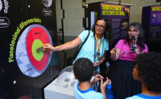 Visita guiada à Exposição “No meio do caminho tinha um meteorito”. Professora de Geologia,  Eilsa Rocha. Professora do observatório do Valongo da UFRJ, Diana Andrade