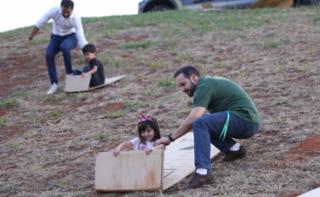 Escorrega no Gramado - Gramado do Congresso. Diretor-Geral da Câmara dos Deputados, Guilherme Barbosa Brandão. Participante, Beatriz Prudente.