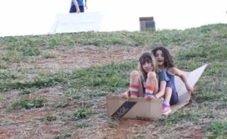 Escorrega no Gramado - Gramado do Congresso. Participantes, Mia Columbano e Beatriz