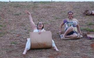 Escorrega no Gramado - Gramado do Congresso. Participantes, Alice Guimarães e Débora do Amaral