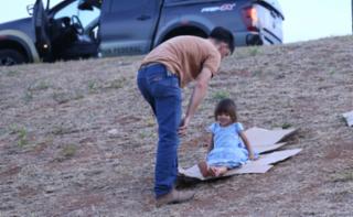 Escorrega no Gramado - Gramado do Congresso. Participantes, Luisa Pereira e Weliton Ribeiro