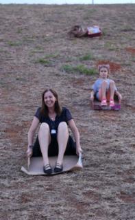 Escorrega no Gramado - Gramado do Congresso. Participante, Denise Amaral e Mel Rodrigues Amaral