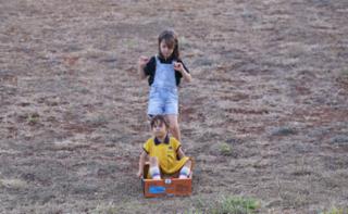 Escorrega no Gramado - Gramado do Congresso. Participantes, Clara Mayumi e Catarina Mayumi