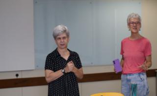 Oficina de Caixinhas. Servidora, Raquel Flores. Servidora, Cristina Flores.