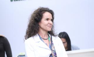 Visita à ONG “Programando o Futuro”, parceira responsável por receber os computadores descartados. Servidora, Carmen Mesquita